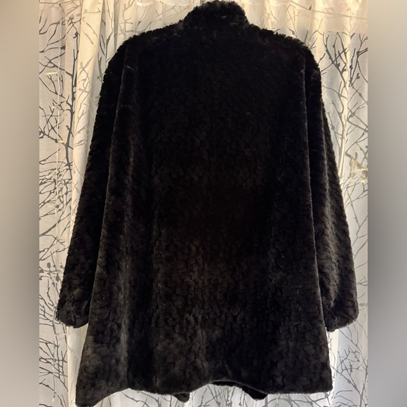 Elegant Black Faux Fur Coat - Picture 3 of 6